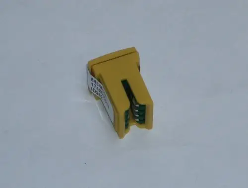 Gelber Kabelstecker mit mehreren Anschlussleisten, verwendet für die Verbindung in Daikin Altherma Heizsystemen. Sichtbare Anschlusskontakte auf der Unterseite des Steckers.